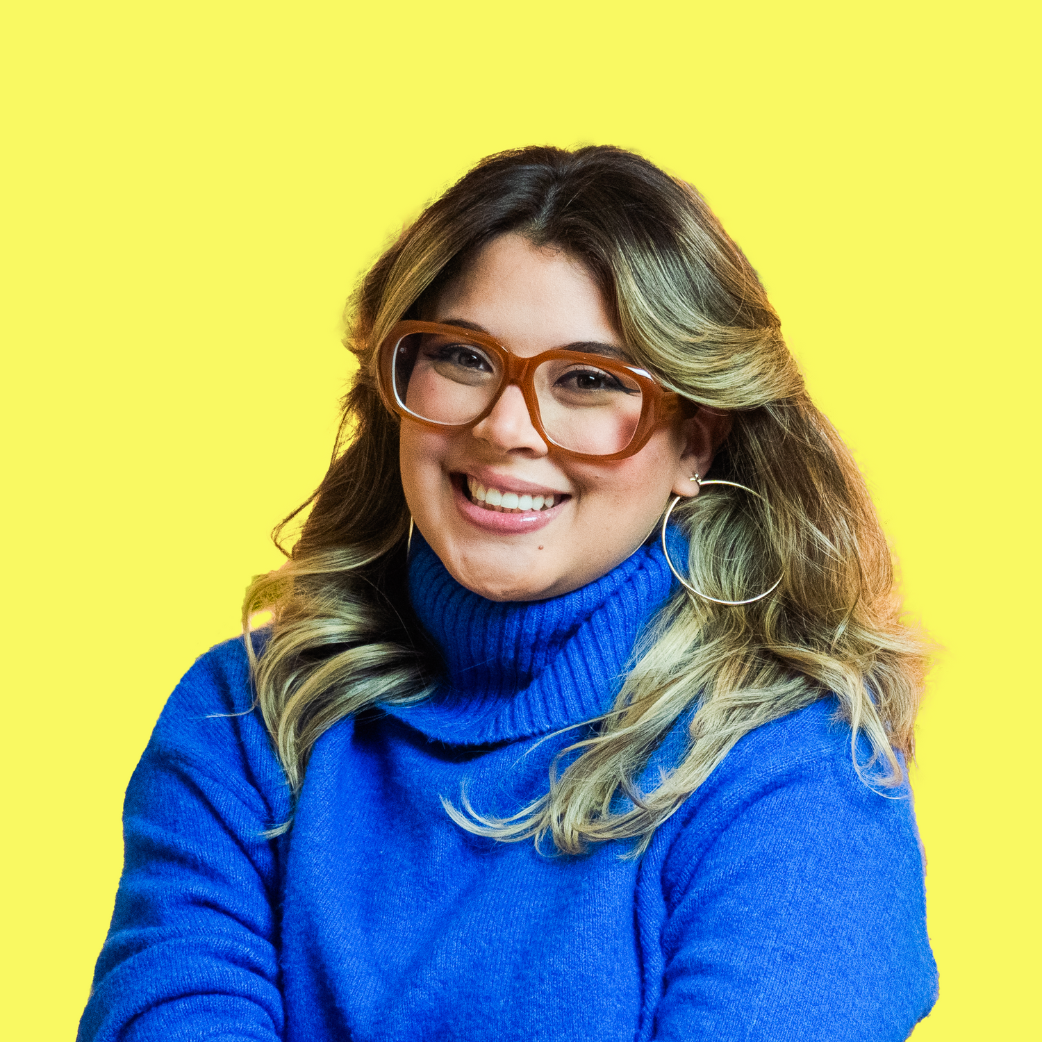 licaromu con fondo amarillo y buzo azul.